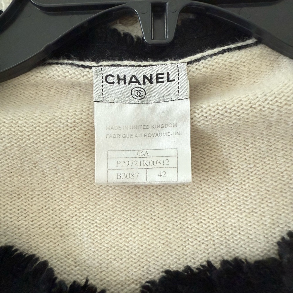 CHANEL 100%cashmere Ecru w/Black fringe trimmed cardigan silver CC buttons Sz 42 - Picture 7 of 10